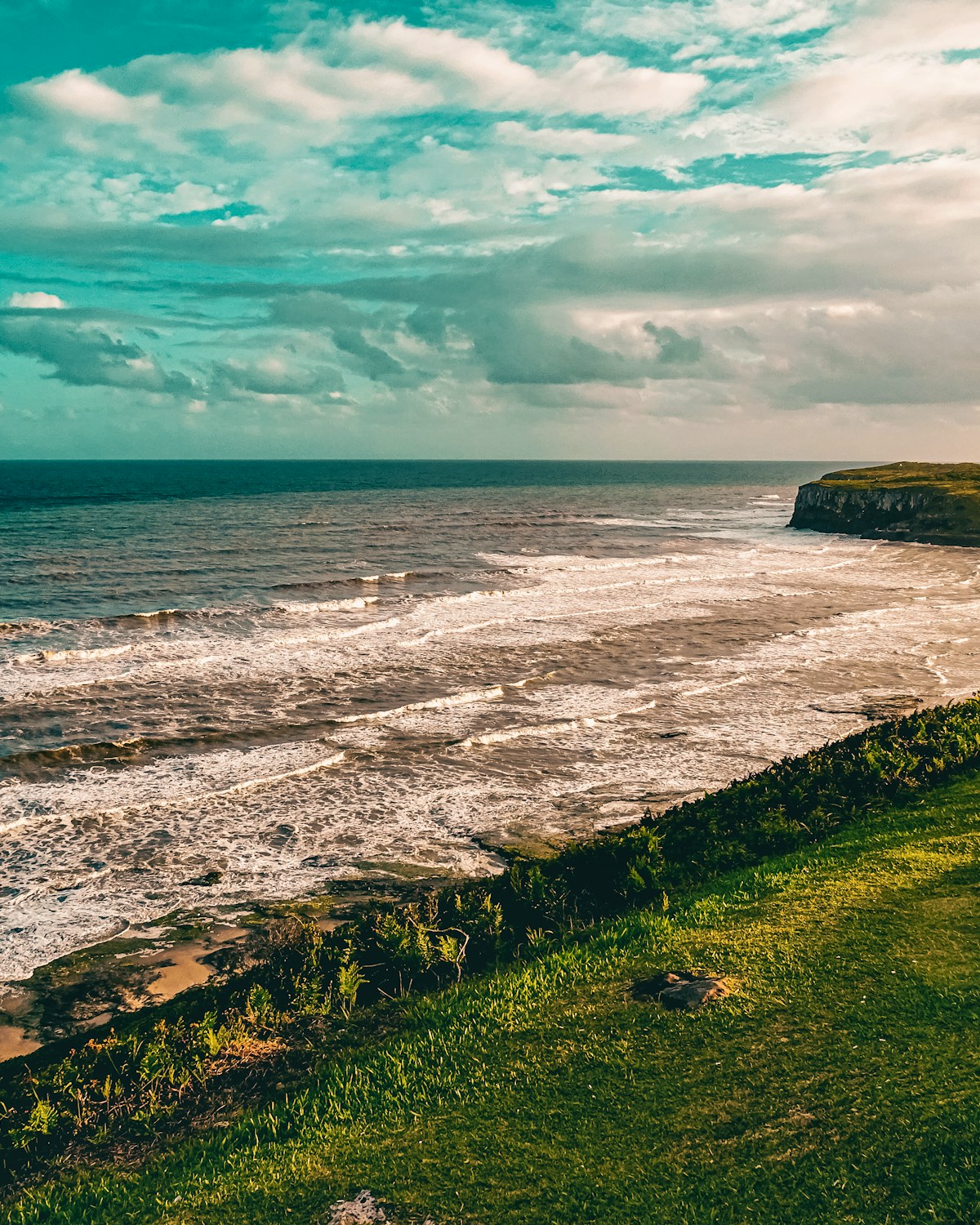 Surfing in Itacare, Brazil — Itacaré's tropical surf coast, Bahia, Brazil