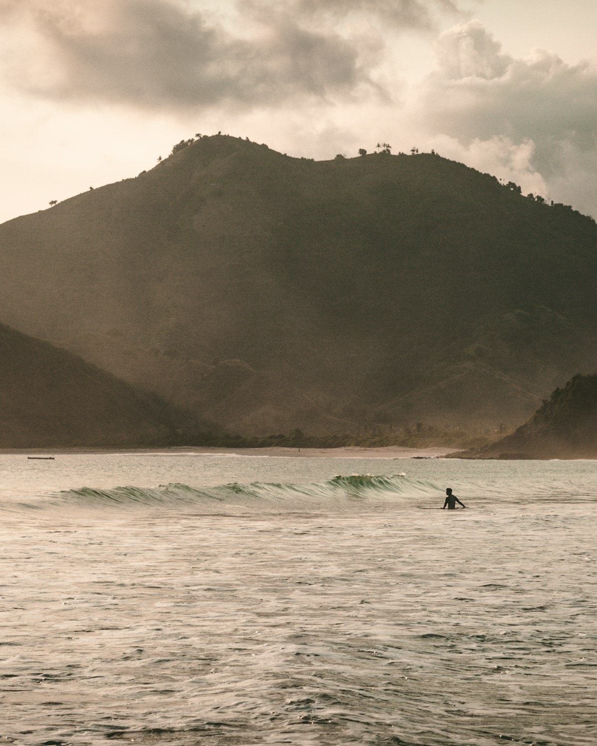 Surfing in Lombok, Indonesia — Lombok's tropical surf coast, Indonesia
